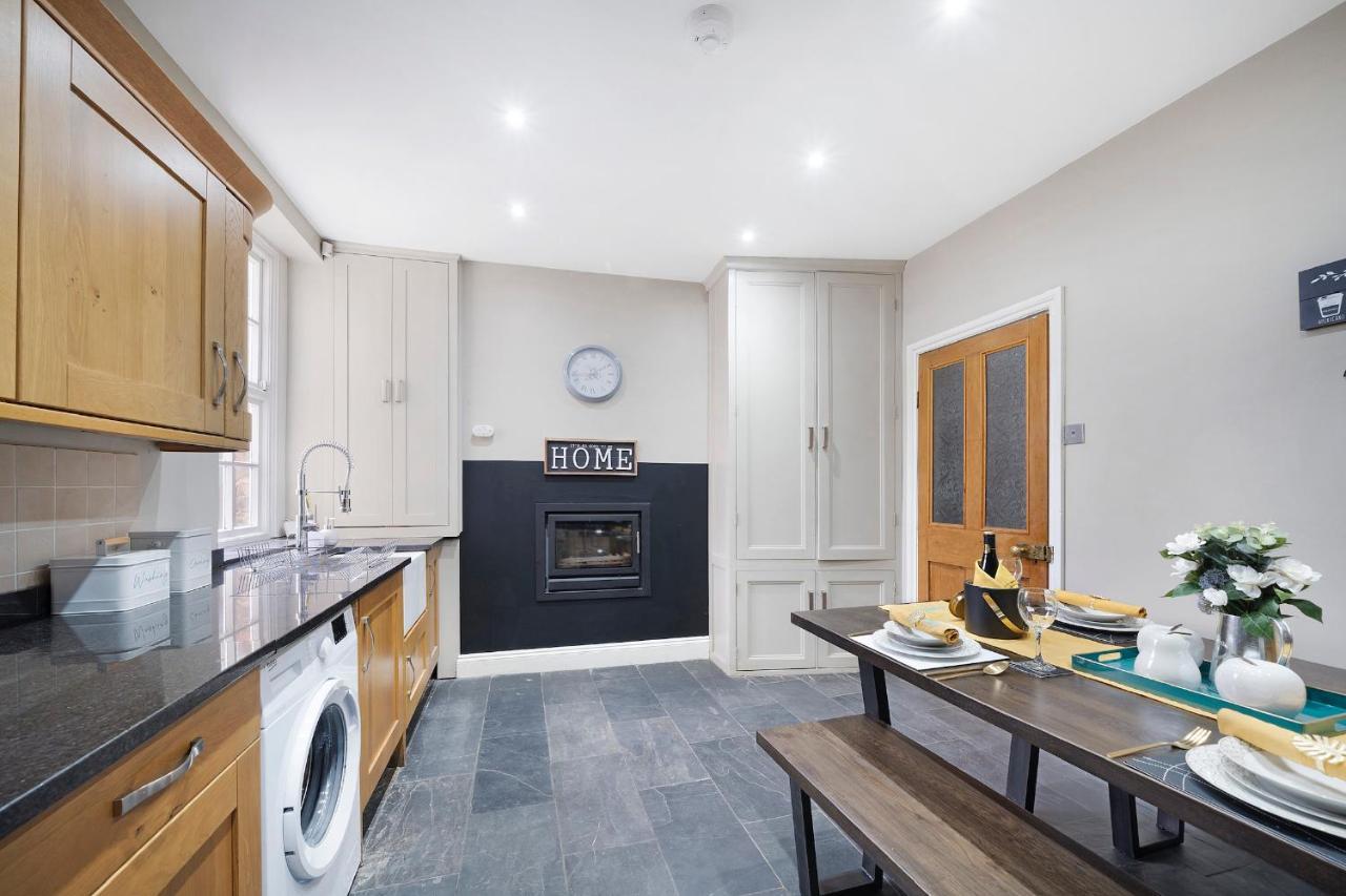 4 Bedroom Home With Garden, Game Room, Parking- Esho Stays Gloucester Eksteriør bilde