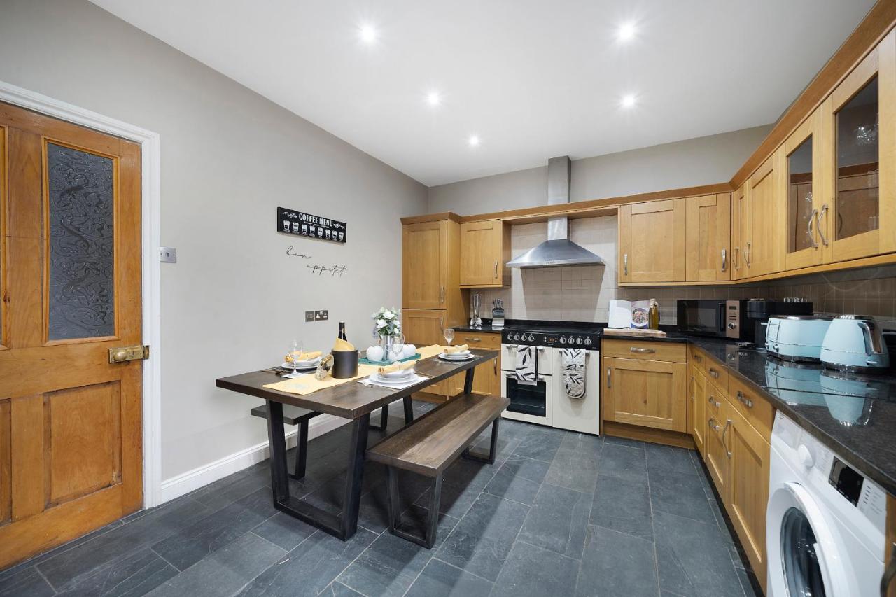 4 Bedroom Home With Garden, Game Room, Parking- Esho Stays Gloucester Eksteriør bilde