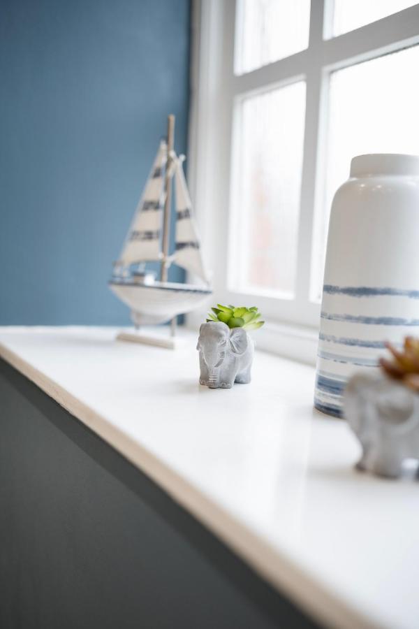 4 Bedroom Home With Garden, Game Room, Parking- Esho Stays Gloucester Eksteriør bilde