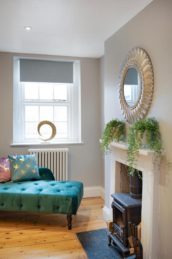 4 Bedroom Home With Garden, Game Room, Parking- Esho Stays Gloucester Eksteriør bilde