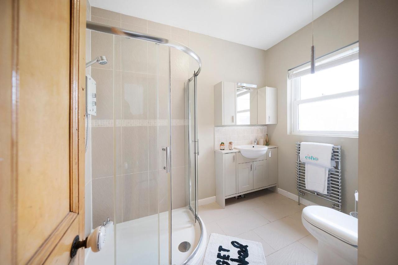 4 Bedroom Home With Garden, Game Room, Parking- Esho Stays Gloucester Eksteriør bilde