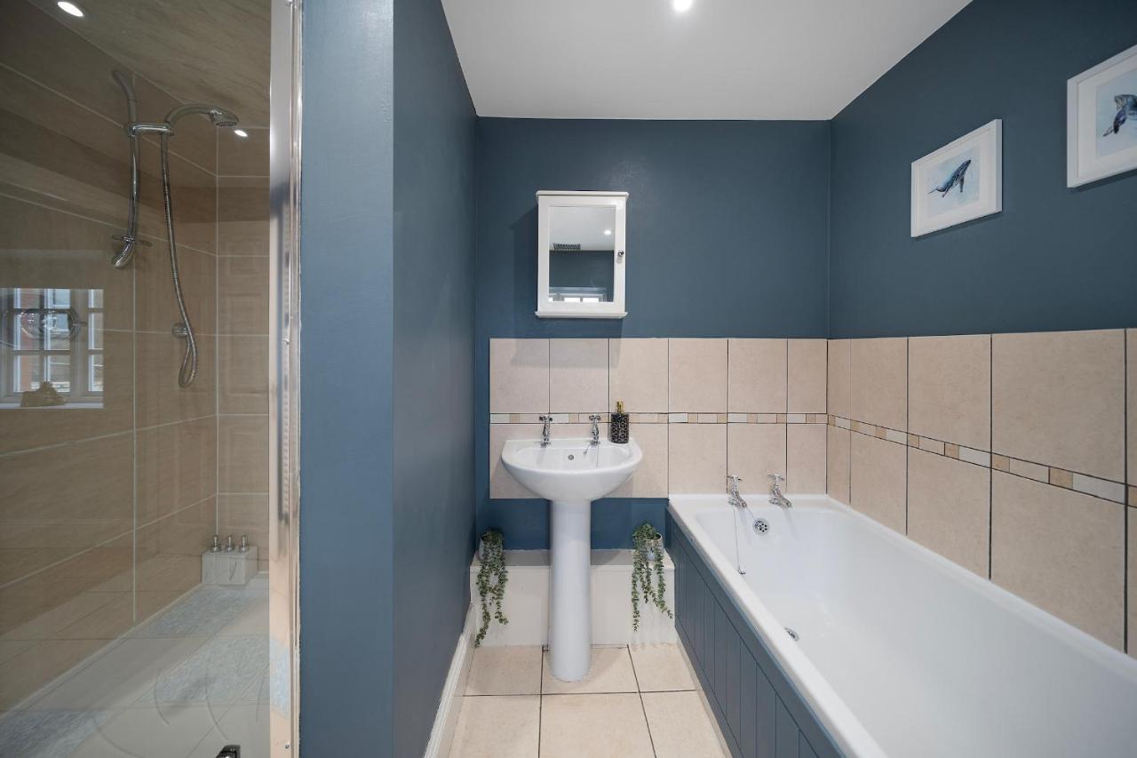 4 Bedroom Home With Garden, Game Room, Parking- Esho Stays Gloucester Eksteriør bilde