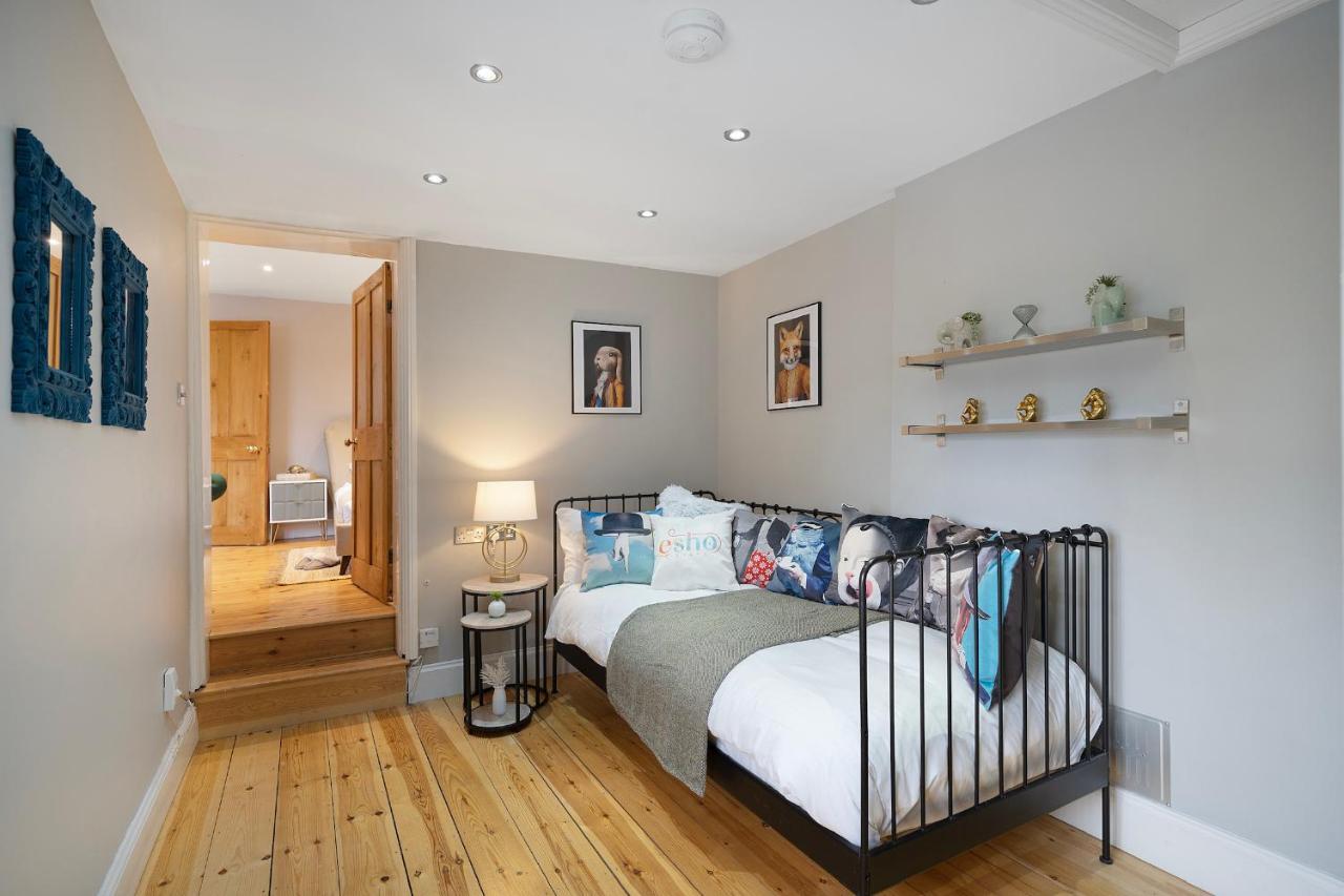 4 Bedroom Home With Garden, Game Room, Parking- Esho Stays Gloucester Eksteriør bilde