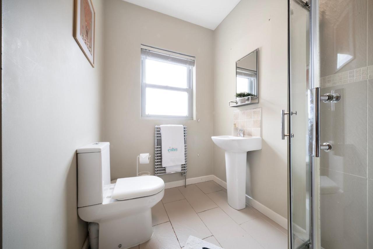 4 Bedroom Home With Garden, Game Room, Parking- Esho Stays Gloucester Eksteriør bilde
